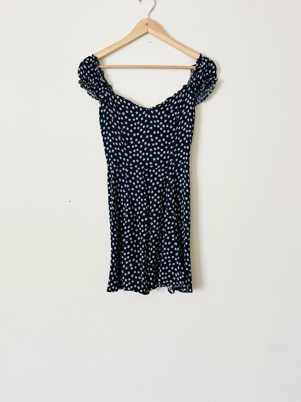 Reformation SIZE 4 Pacey navy white daisy print sweetheart neck mini dress - Picture 3 of 9